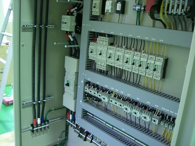 Tủ điện điều khiển ánh sáng - Chi Nhánh - Công Ty TNHH Sản Xuất - Thương Mại Hoàng Bảo